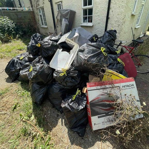 10 cubic yards / 7.66 cubic metres, ≈ one builder's skips and medium skip. 750KG limit.